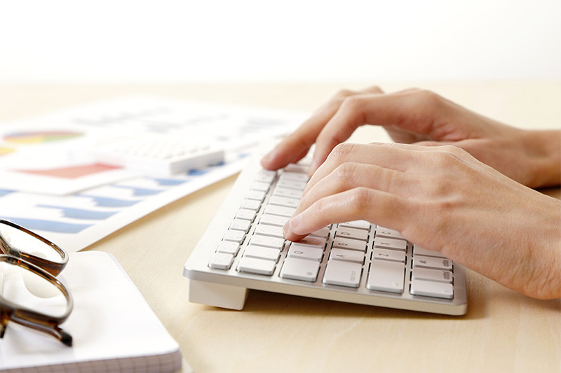パソコンのキーボードを触っている様子