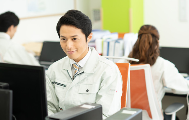 パソコン操作する男性