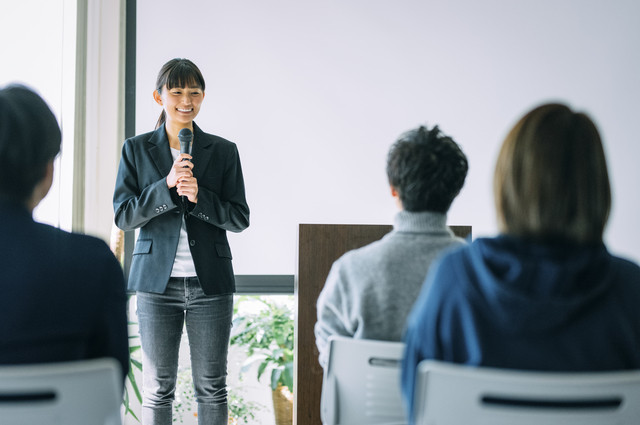 演説する女性