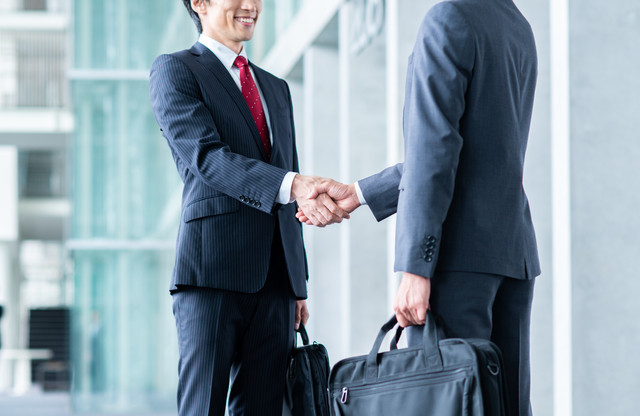 握手する男性